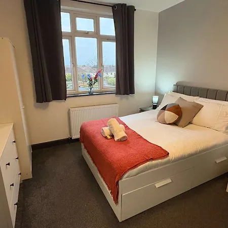 Six Bedroom House On Southmead Road Ferienhaus