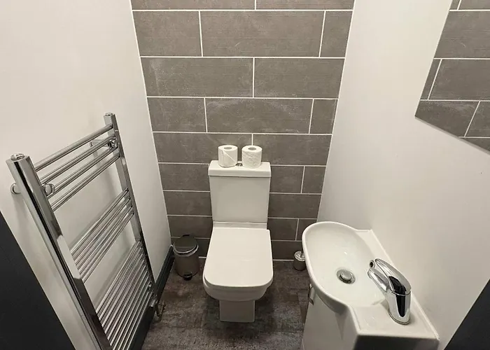 Six Bedroom House On Southmead Road * Bristol