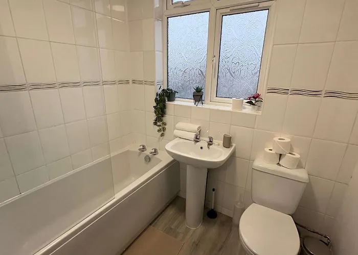 Six Bedroom House On Southmead Road *