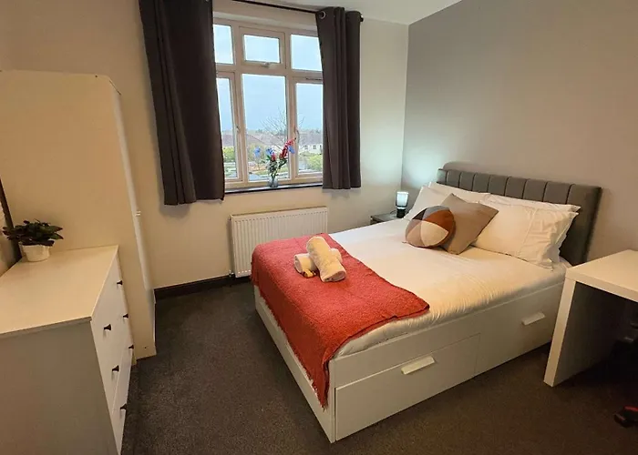 Six Bedroom House On Southmead Road Dom wakacyjny