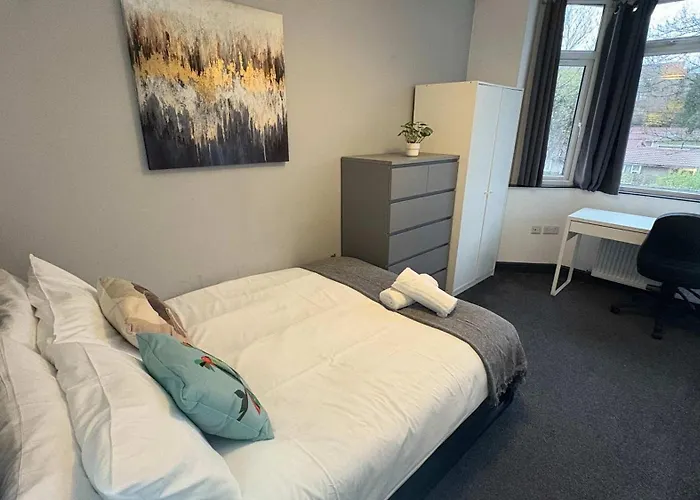 Six Bedroom House On Southmead Road Bristol