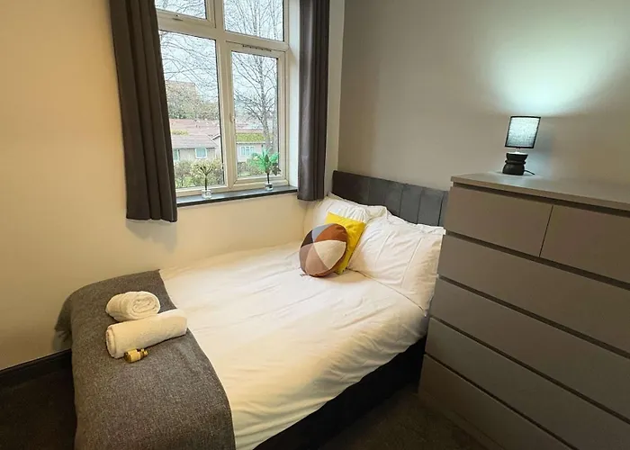 Six Bedroom House On Southmead Road Dom wakacyjny